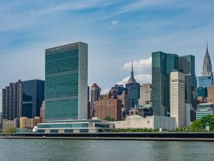 FN-skrapan i New York med floden i förgrunden.