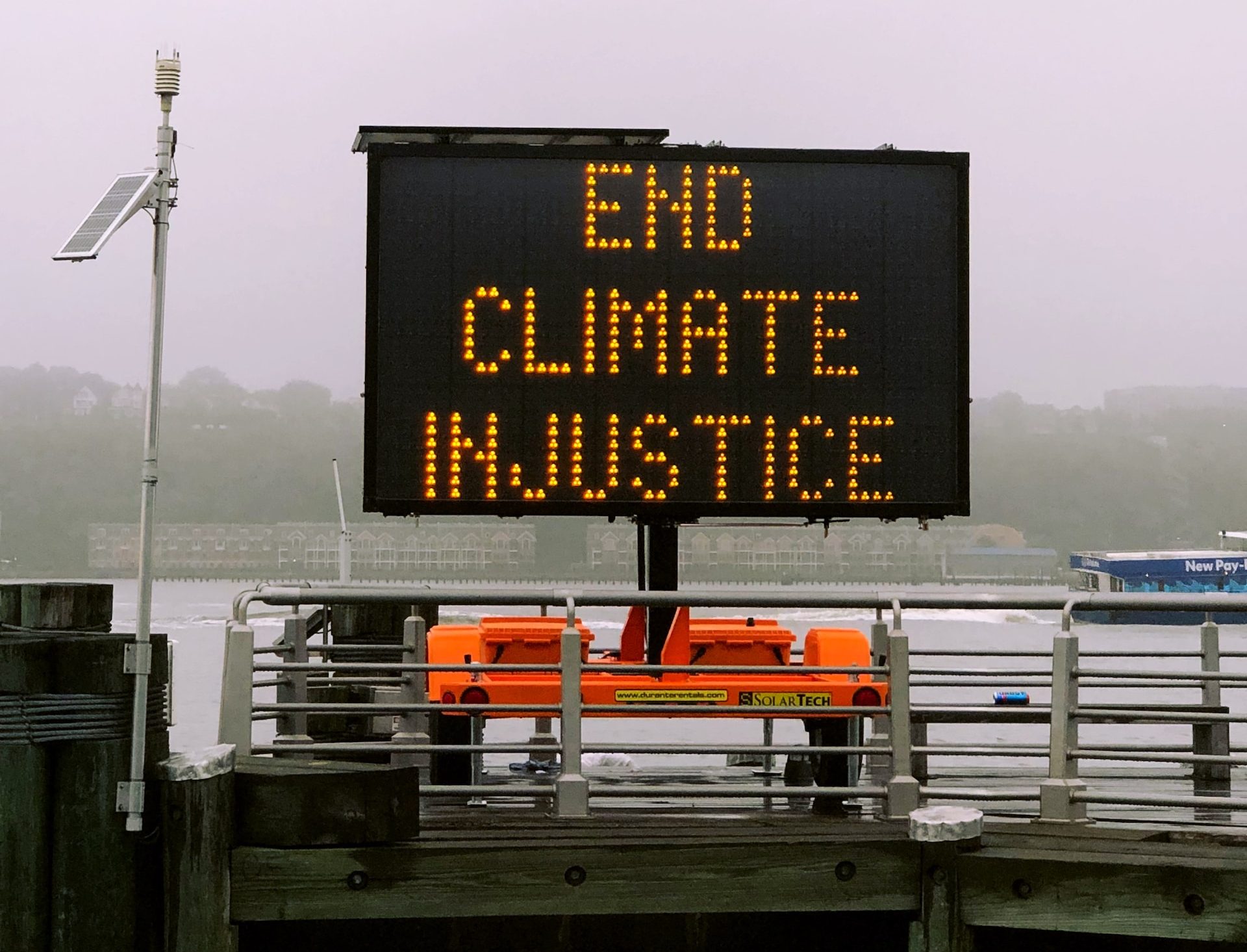 Bild på en skylt där det står end climate injustice